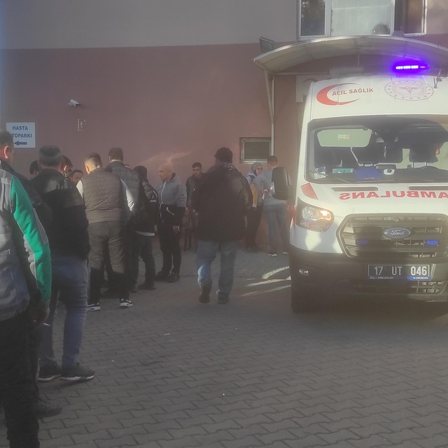 Yolun karşısına geçmek isteyen yayaya motosikletin çarpması kamerada; 3 yar...