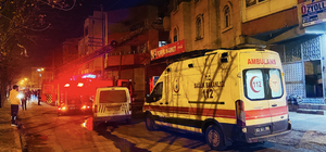 Şanlıurfa'da bir evde çıkan yangında 2 kişi dumandan etkilendi