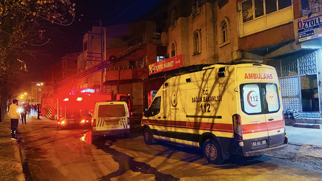 Şanlıurfa'da bir evde çıkan yangında 2 kişi dumandan etkilendi