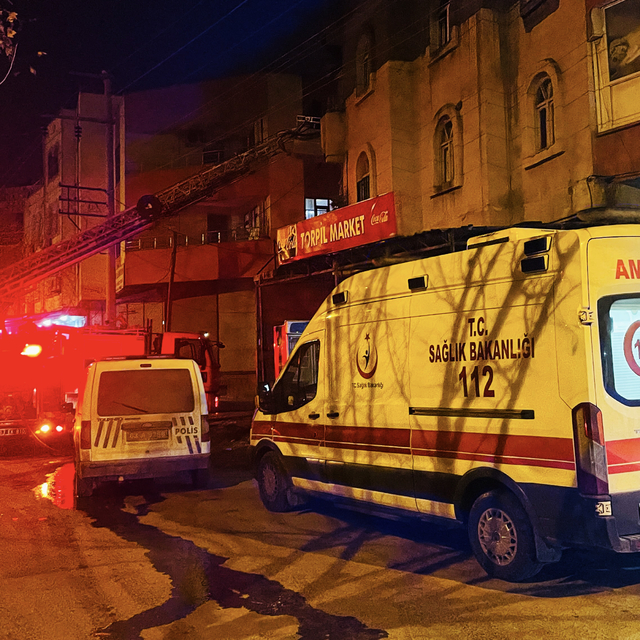 Şanlıurfa'da bir evde çıkan yangında 2 kişi dumandan etkilendi