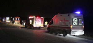 Uşak'ta işçi servisi ile otomobilin çarpıştığı kazada 7 kişi yaralandı