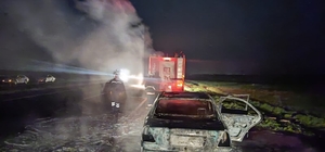 Nusaybin'de, seyir halindeki otomobil alev aldı