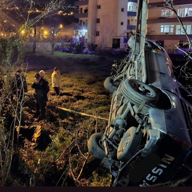 Artvin'de kamyonetin çaptığı anne ve oğlu öldü; 1 yaralı