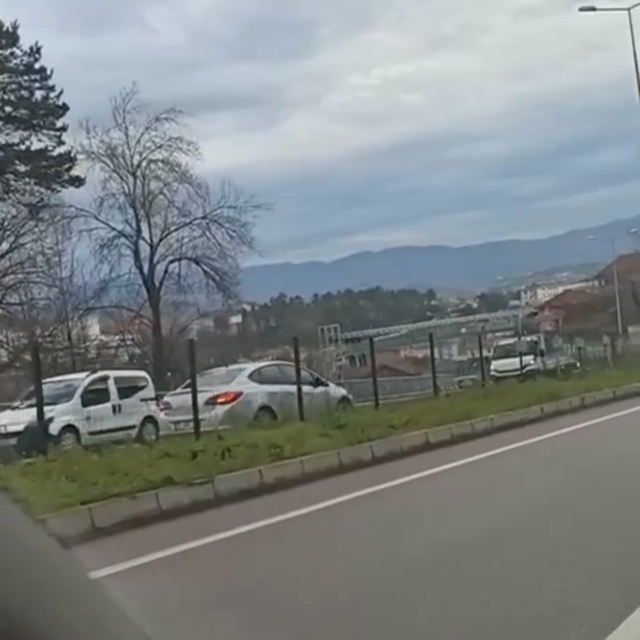 Kara yolunda otomobiliyle ters şeritte ilerledi