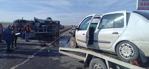 Kamyonet ile otomobil çarpıştı: 1 ölü, 5 yaralı