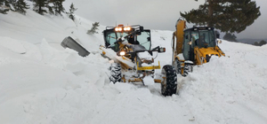 Kar kalınlığının 1,5 metreye ulaştığı Kars'taki köylerde yol açma çalışmala...