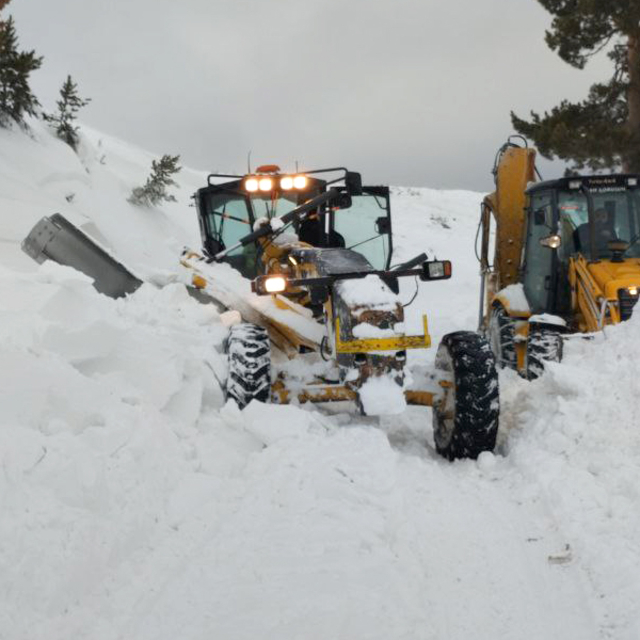 Kar kalınlığının 1,5 metreye ulaştığı Kars'taki köylerde yol açma çalışmala...