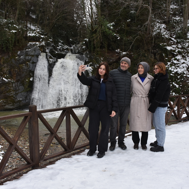 Trabzon'daki Canikdere Şelalesi kışın yerli turistlerin vazgeçilmezi oldu
