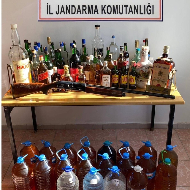 Tekirdağ'da bir evde 180 litre sahte içki ele geçirildi