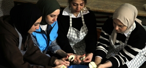 Tokat'ta üniversiteli kızlar köy fırınında "soğanlı pağaç" yaptı