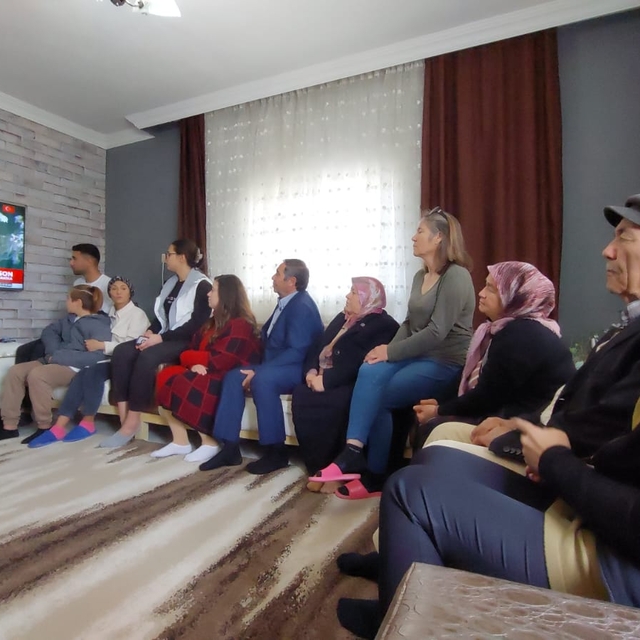 Alper Gezeravcı'nın yakınları kapsülün istasyona kenetlenmesini heyecanla i...