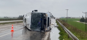 Gönen'de yağışlı havada minibüsün devrildiği kazada 2 kişi yaralandı