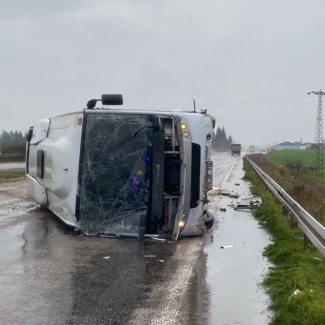 Gönen'de yağışlı havada minibüsün devrildiği kazada 2 kişi yaralandı