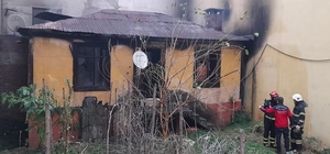 Giresun'da metruk ev yandı