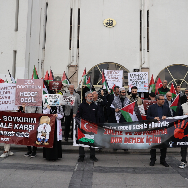 Mersin'de sağlık çalışanları, İsrail'in saldırılarını protesto etti