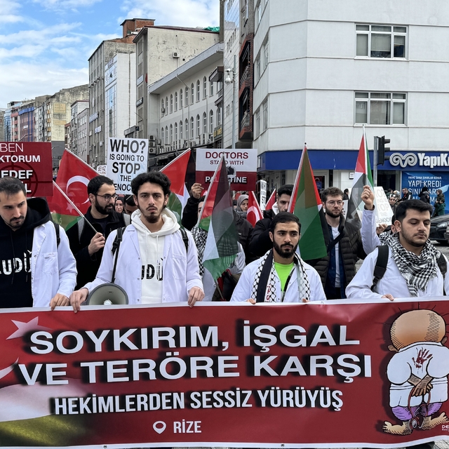 Rize'de doktor adayları Gazze için yürüdü