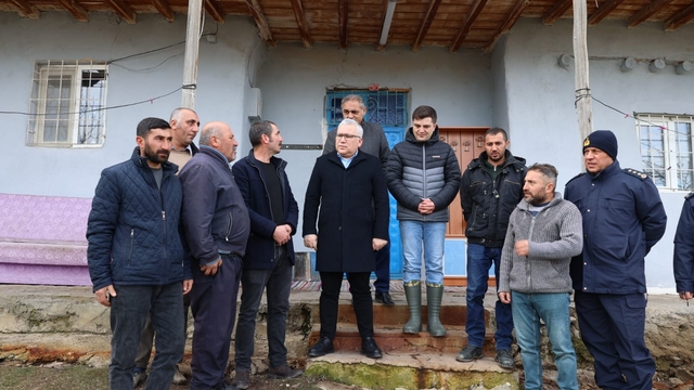 Sivas Valisi Şimşek, 4,4 büyüklüğünde deprem meydana gelen Gürün ilçesinde incelemede bulundu:
