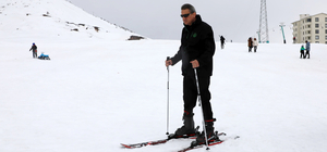 Bitlis Valisi Karaömeroğlu, El-Aman Hanı Kayak Merkezi'nde incelemede bulun...
