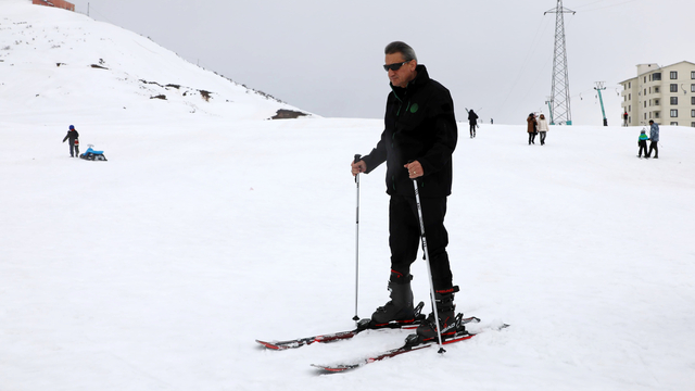 Bitlis Valisi Karaömeroğlu, El-Aman Hanı Kayak Merkezi'nde incelemede bulundu