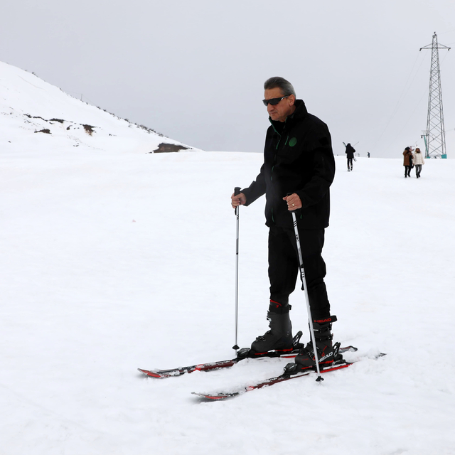 Bitlis Valisi Karaömeroğlu, El-Aman Hanı Kayak Merkezi'nde incelemede bulun...