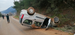 Osmaneli'de devrilen hafif ticari aracın sürücüsü yaralandı