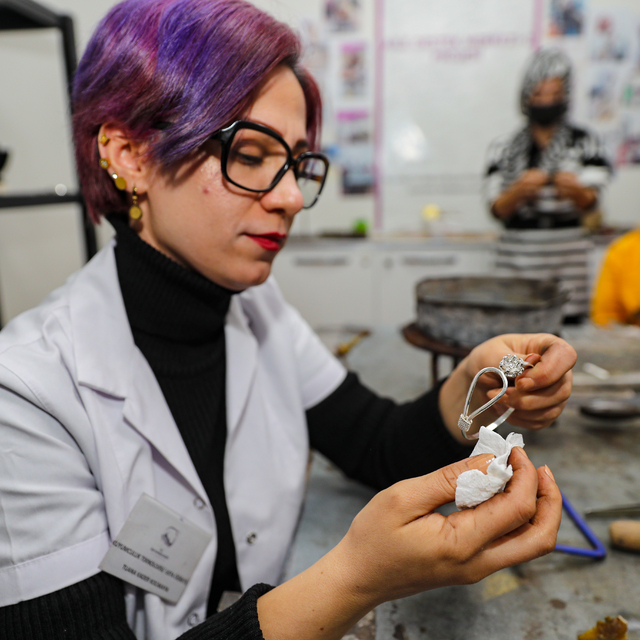 Diyarbakırlı kadınlar kuyumculuk sektöründe kalifiye eleman olmak için eğit...