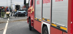 Denizli'de aydınlatma direğine çarpan otomobildeki 3 kişi yaralandı