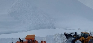 Hakkari'de kar kalınlığının 5 metreyi bulduğu bölgede çalışmalar sürüyor