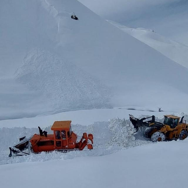 Hakkari'de kar kalınlığının 5 metreyi bulduğu bölgede çalışmalar sürüyor