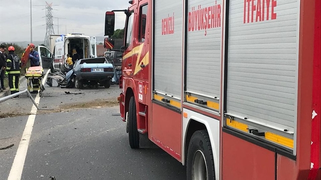 Denizli'de aydınlatma direğine çarpan otomobildeki 3 kişi yaralandı