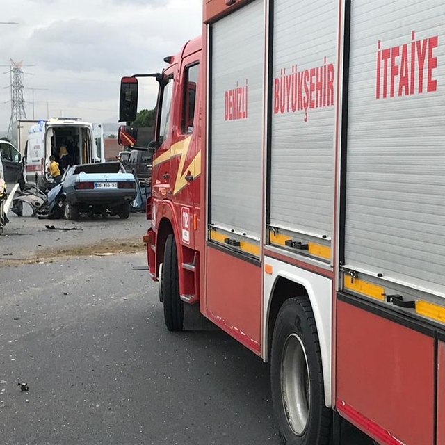 Denizli'de aydınlatma direğine çarpan otomobildeki 3 kişi yaralandı