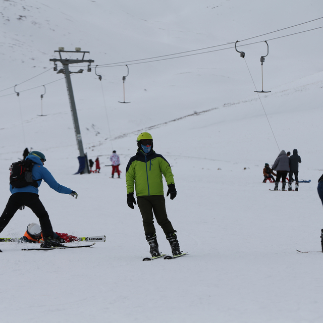 Van'daki Abalı Kayak Merkezi'nde yoğunluk yaşanıyor