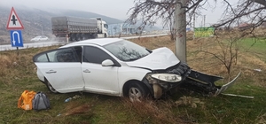 Afyonkarahisar'da elektrik direğine çarpan otomobildeki 3 kişi yaralandı 