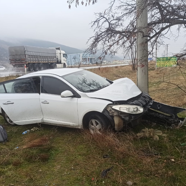 Afyonkarahisar'da elektrik direğine çarpan otomobildeki 3 kişi yaralandı