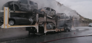 Mersin'de araç yüklü tırda yangın çıktı