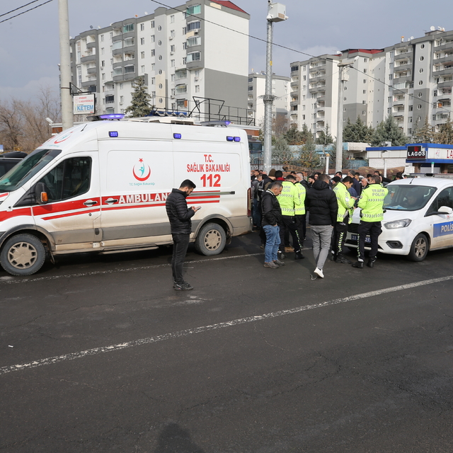 Diyarbakır'da hafif ticari aracın çarptığı yaya öldü, araçtaki 3 kişi yaral...