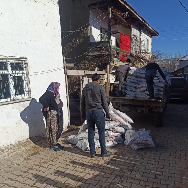 Sulusaray'da 677 aile ücretsiz kömür dağıtıldı