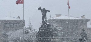 Afyonkarahisar'da kar etkili oluyor