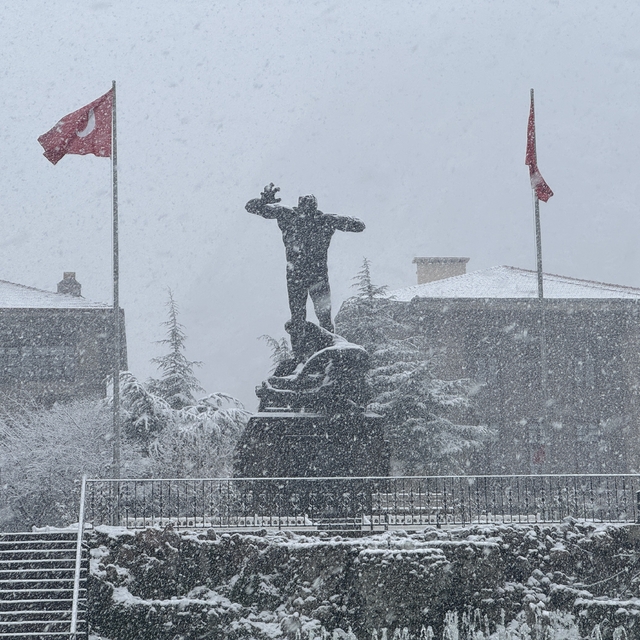 Afyonkarahisar'da kar etkili oluyor
