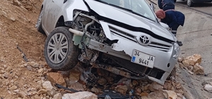 Malatya'da yol kenarına savrulan otomobildeki 3 kişi yaralandı