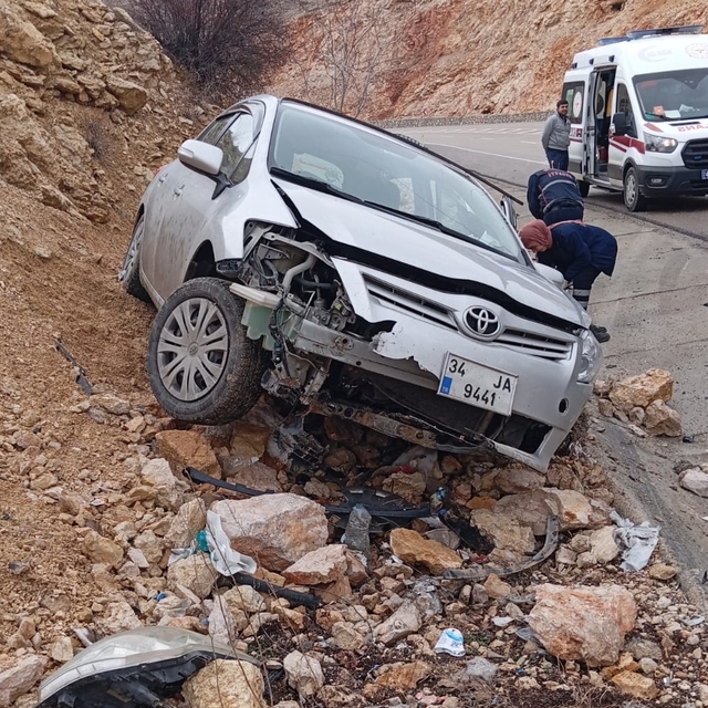 Malatya'da yol kenarına savrulan otomobildeki 3 kişi yaralandı