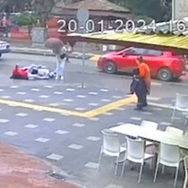 Motosikletin yayaya çarptığı kaza anı kamerada: 2 yaralı