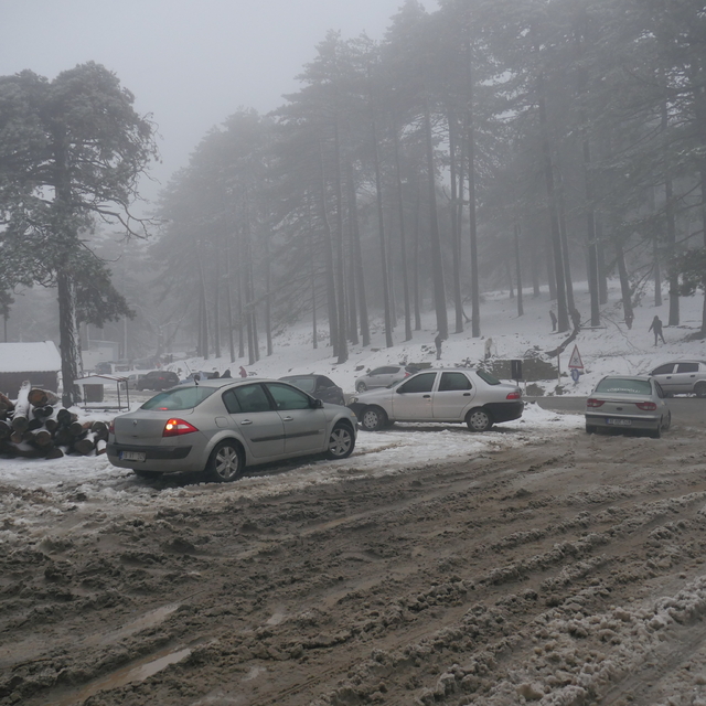 Hafta sonunu fırsat bilen vatandaşlar yoğun kar yağan Kazdağları'na akın et...