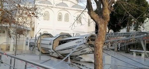 İzmir'de fırtına nedeniyle minare yıkıldı 