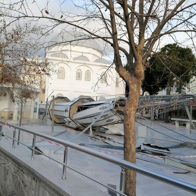 İzmir'de fırtına nedeniyle minare yıkıldı