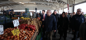 Zafer Partisi Genel Başkanı Özdağ, Gaziantep'te semt pazarını ziyaret etti