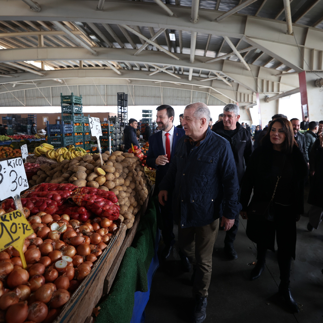 Zafer Partisi Genel Başkanı Özdağ, Gaziantep'te semt pazarını ziyaret etti