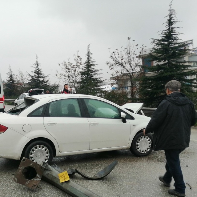 Manisa'da karşı şeride geçen kamyonetin otomobillere çarpması sonucu 5 kişi...
