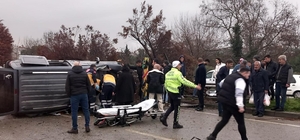 Manisa'da takla atıp karşı şeride geçen kamyonet iki otomobile çarptı: 5 ya...