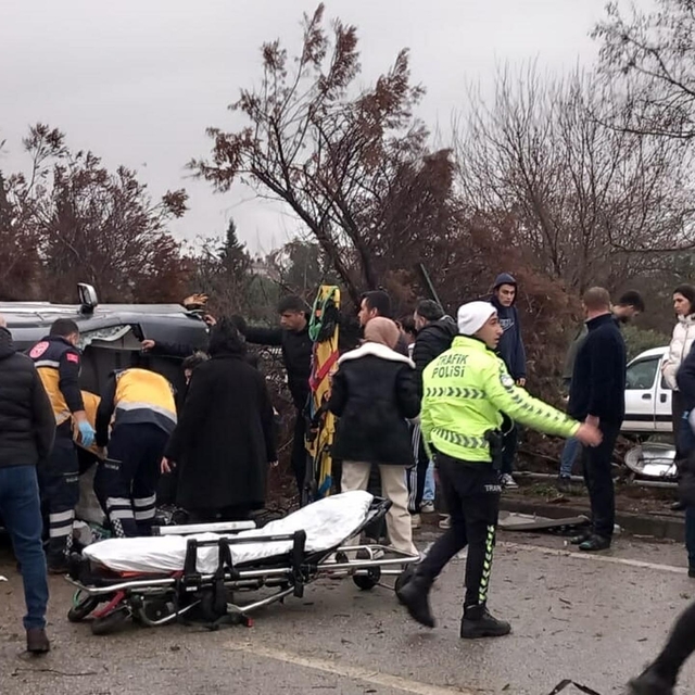 Manisa'da takla atıp karşı şeride geçen kamyonet iki otomobile çarptı: 5 ya...